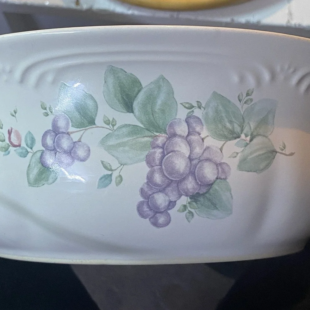 Pfaltzgraff Grapevine 2 Quart Round‎ Covered Casserole Microwave Safe